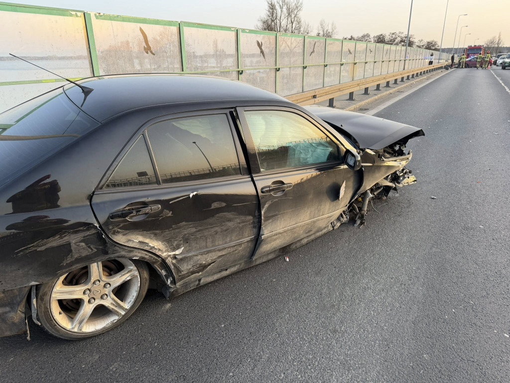 Zderzenie dwóch osobówek na moście w Zegrzu Płd.