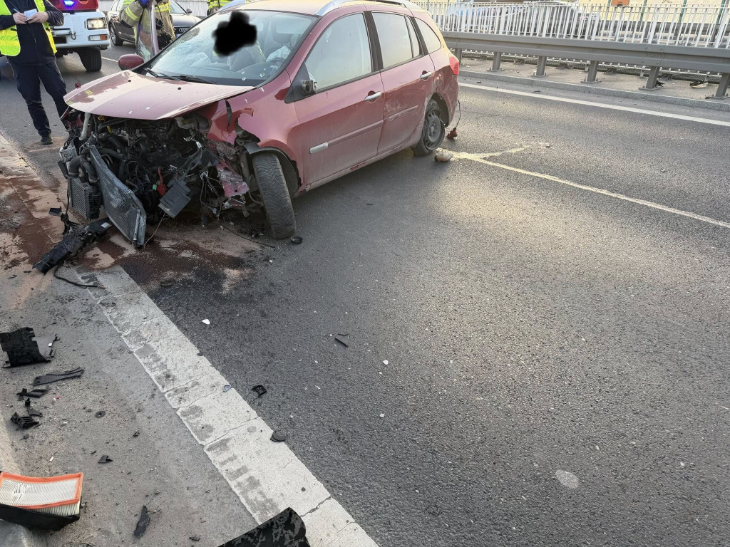 Zderzenie dwóch osobówek na moście w Zegrzu Płd.