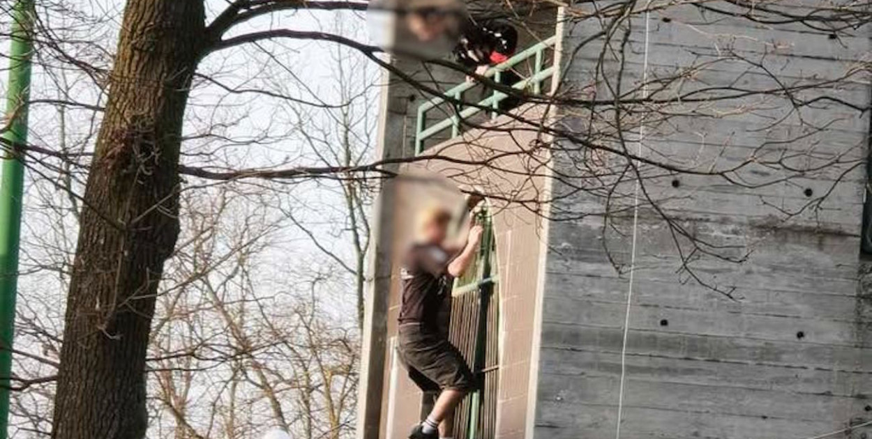 Niebezpieczna wspinaczka na stadionie w Legionowie