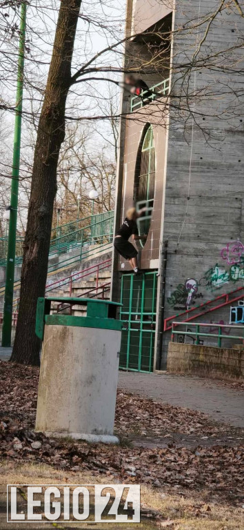 Niebezpieczna wspinaczka na stadionie w Legionowie