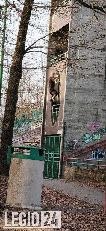 Niebezpieczna wspinaczka na stadionie w Legionowie