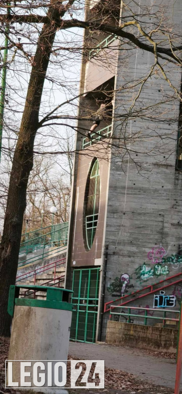 Niebezpieczna wspinaczka na stadionie w Legionowie
