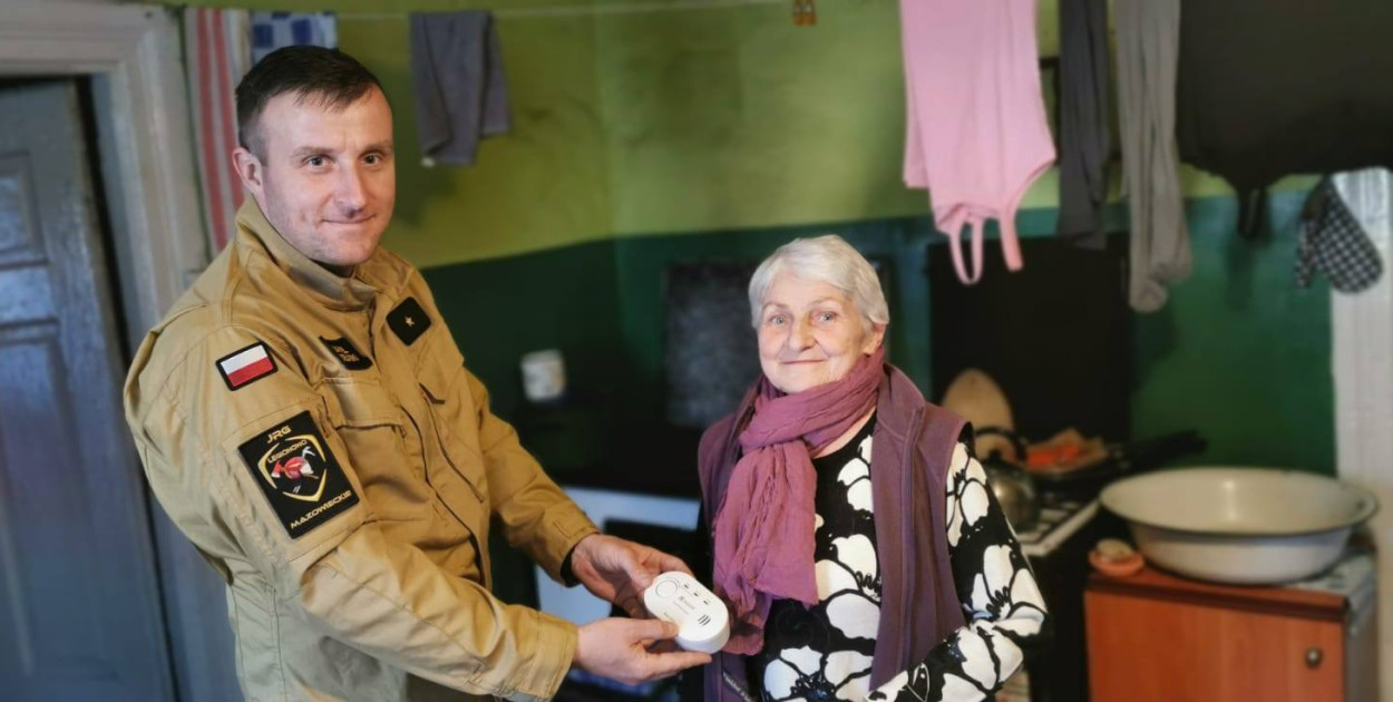 Strażacy przekazali mieszkańcom czujki czadu