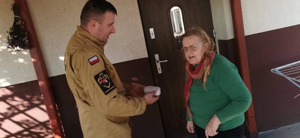 Strażacy przekazali mieszkańcom czujki czadu