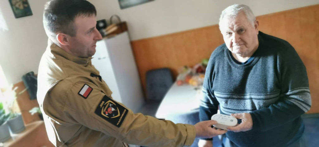 Strażacy przekazali mieszkańcom czujki czadu