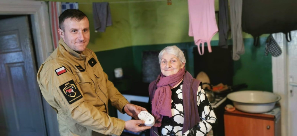 Strażacy przekazali mieszkańcom czujki czadu