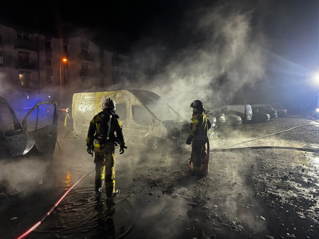 Pożar w Wieliszewie. 4 auta spłonęły, 11 uszkodzonych