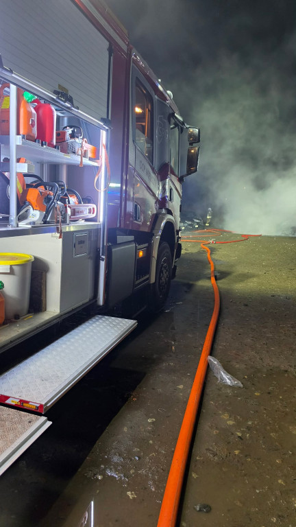 Pożar w Wieliszewie. 4 auta spłonęły, 11 uszkodzonych