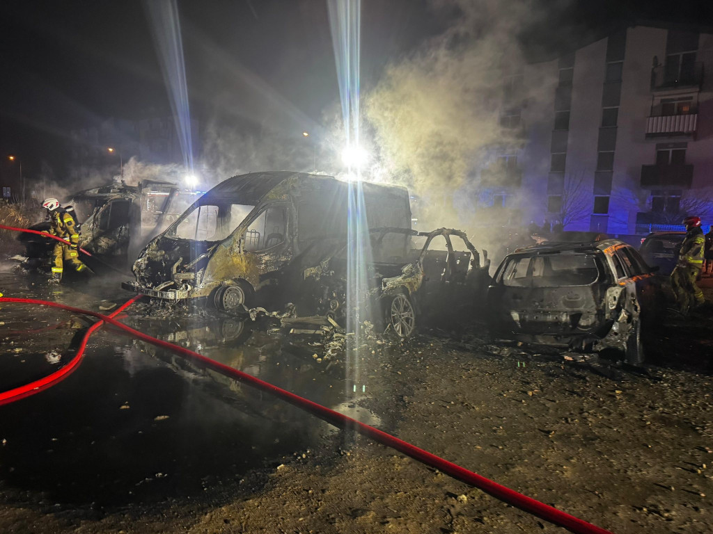 Pożar w Wieliszewie. 4 auta spłonęły, 11 uszkodzonych