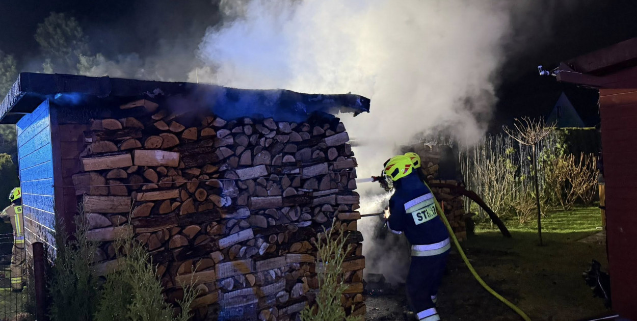 Spłonęła drewutnia na działkach w Ryni