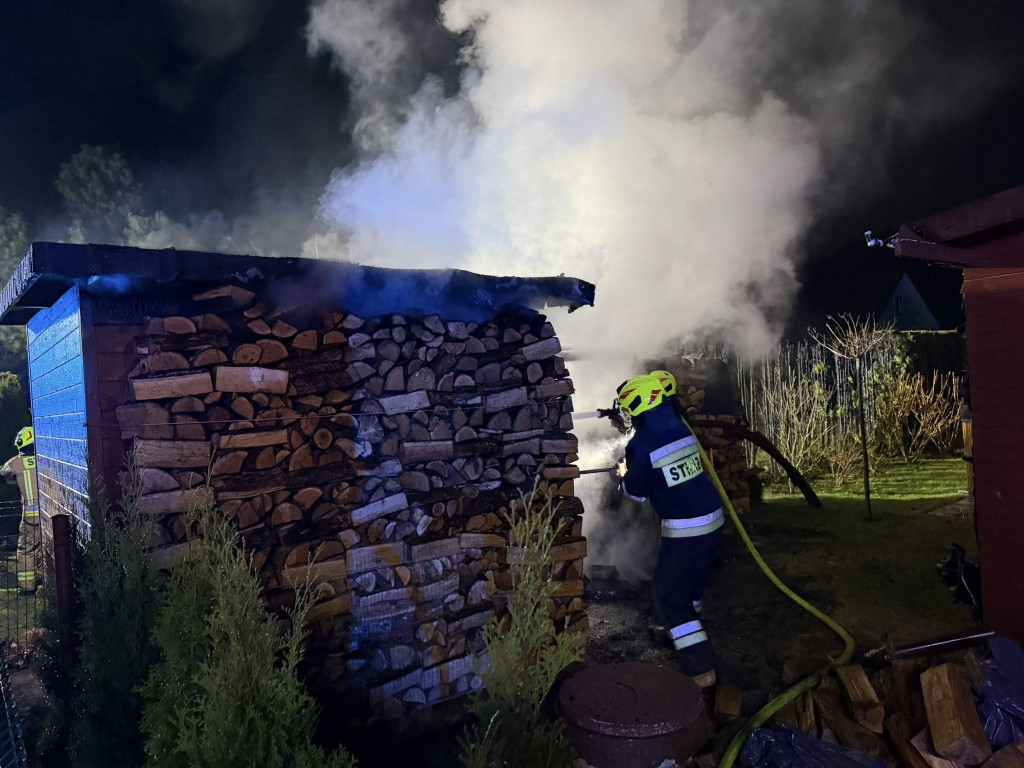Spłonęła drewutnia na działkach w Ryni