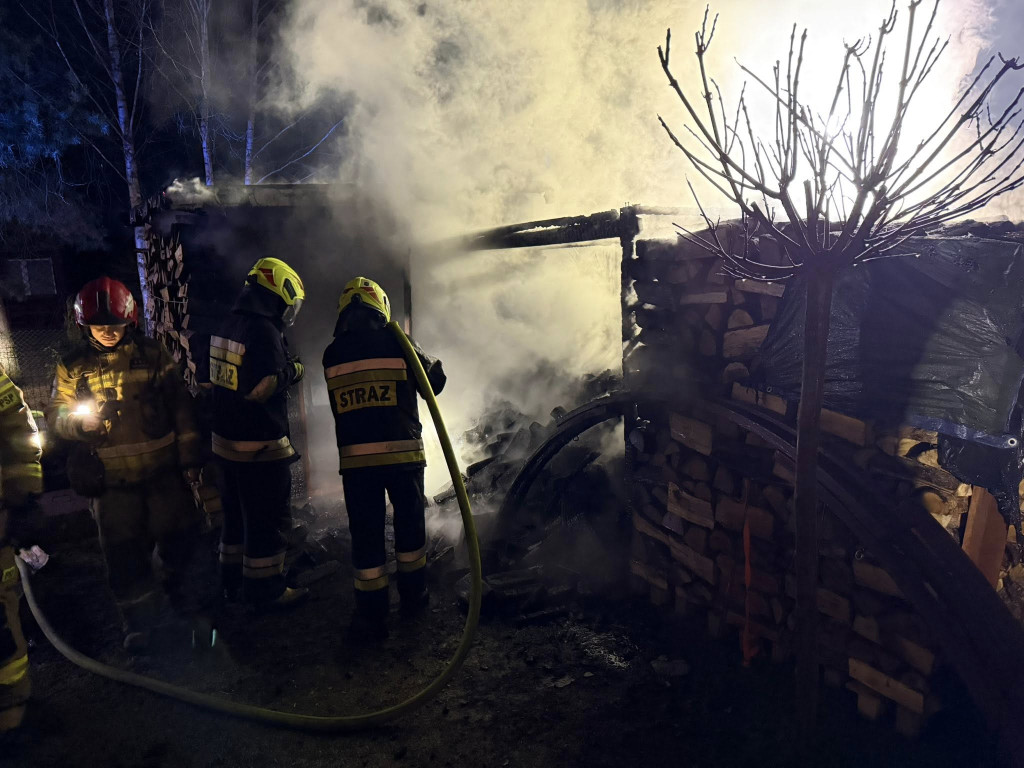 Spłonęła drewutnia na działkach w Ryni