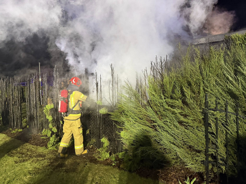 Spłonęła drewutnia na działkach w Ryni