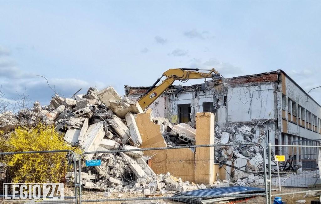 Rozbierają stary budynek sądu i prokuratury