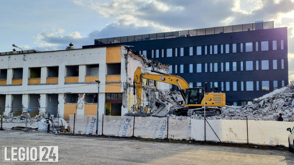 Rozbierają stary budynek sądu i prokuratury