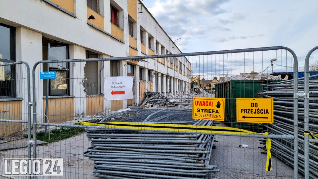Rozbierają stary budynek sądu i prokuratury
