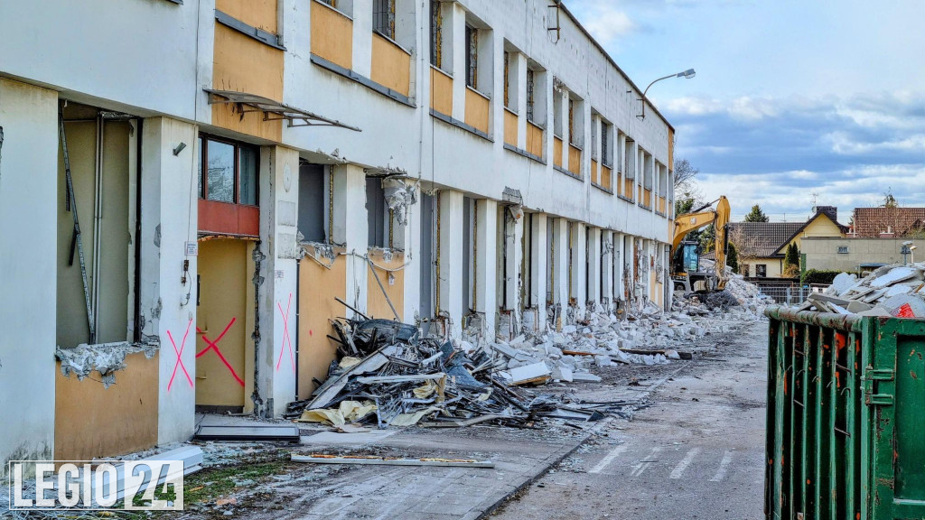Rozbierają stary budynek sądu i prokuratury