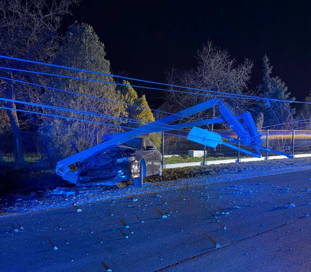 Kierowca osobówki ściął słup