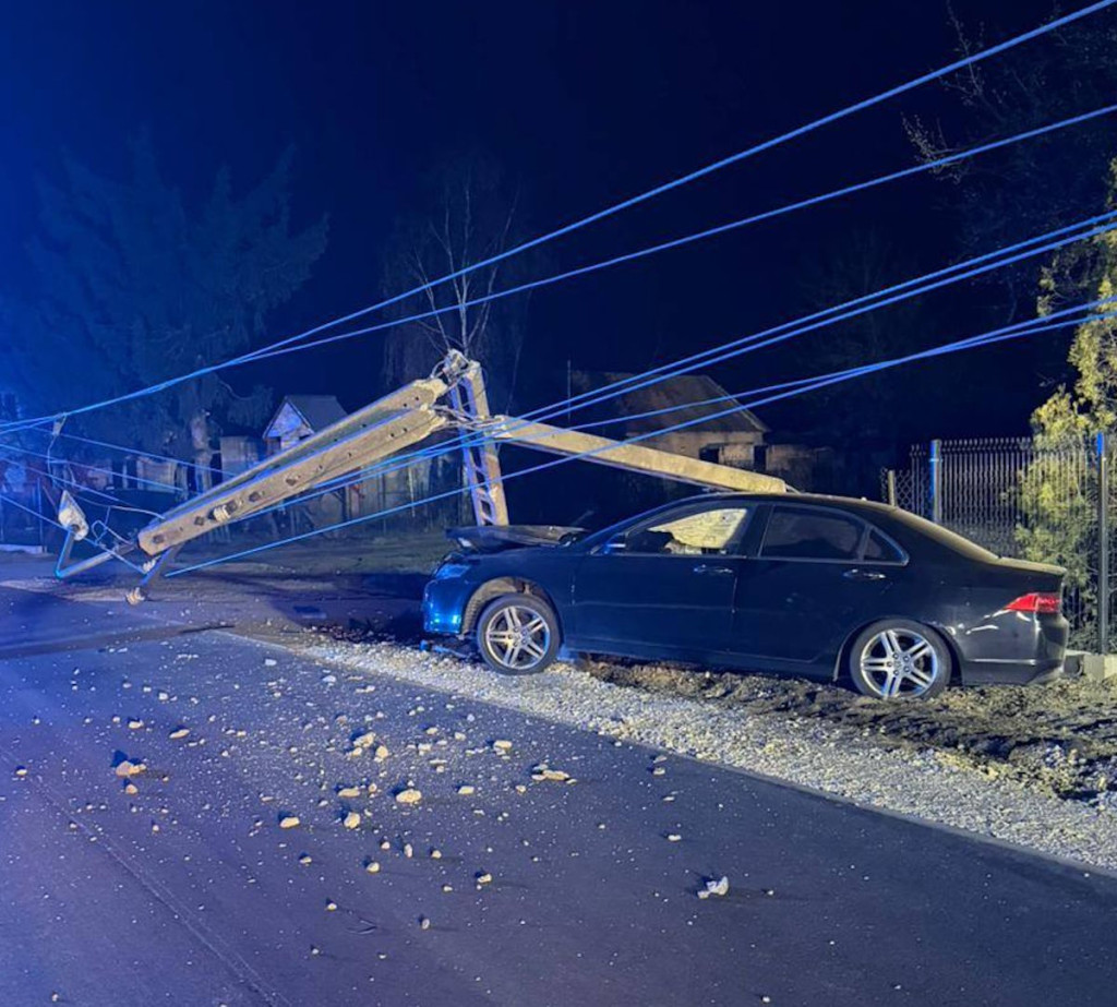 Kierowca osobówki ściął słup