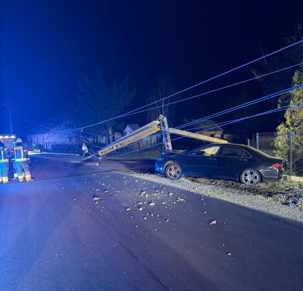 Kierowca osobówki ściął słup