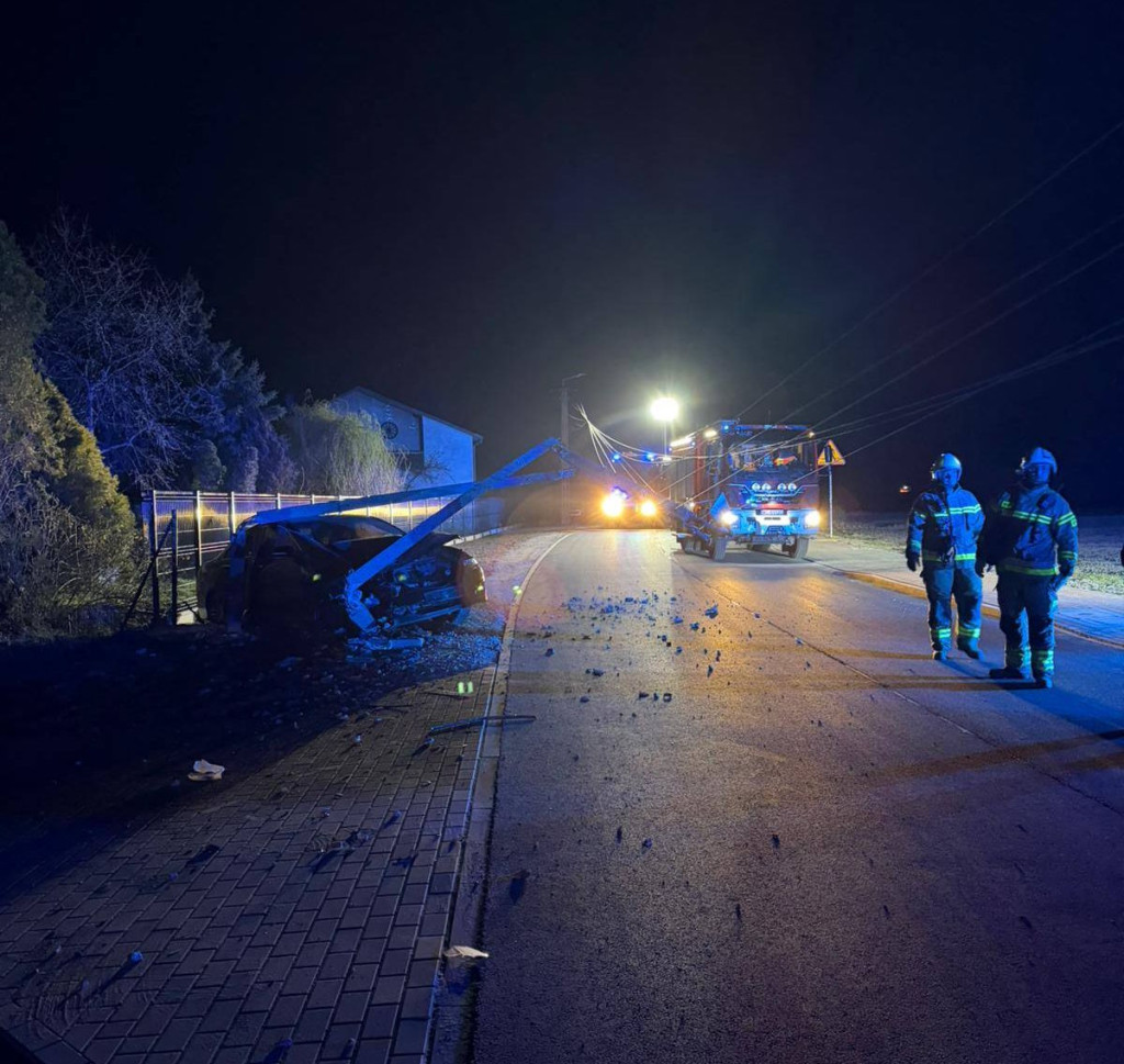 Kierowca osobówki ściął słup