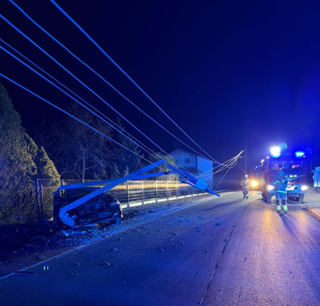 Kierowca osobówki ściął słup