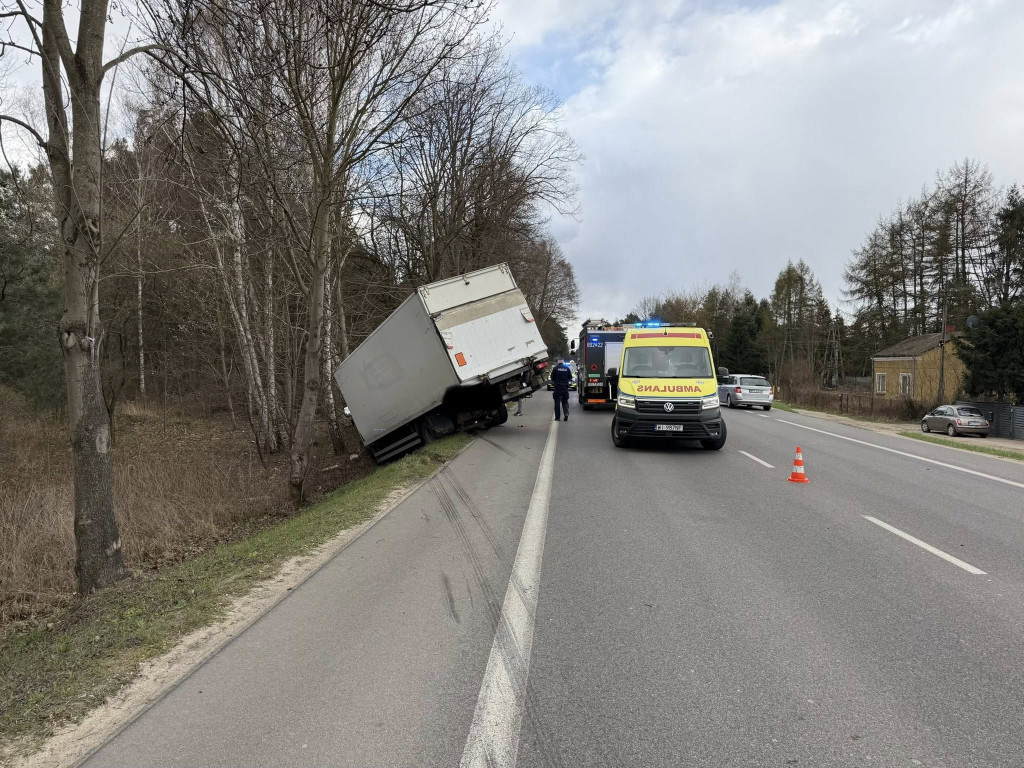 Na DW631 w Nieporęcie ciężarówka uderzyła w drzewo