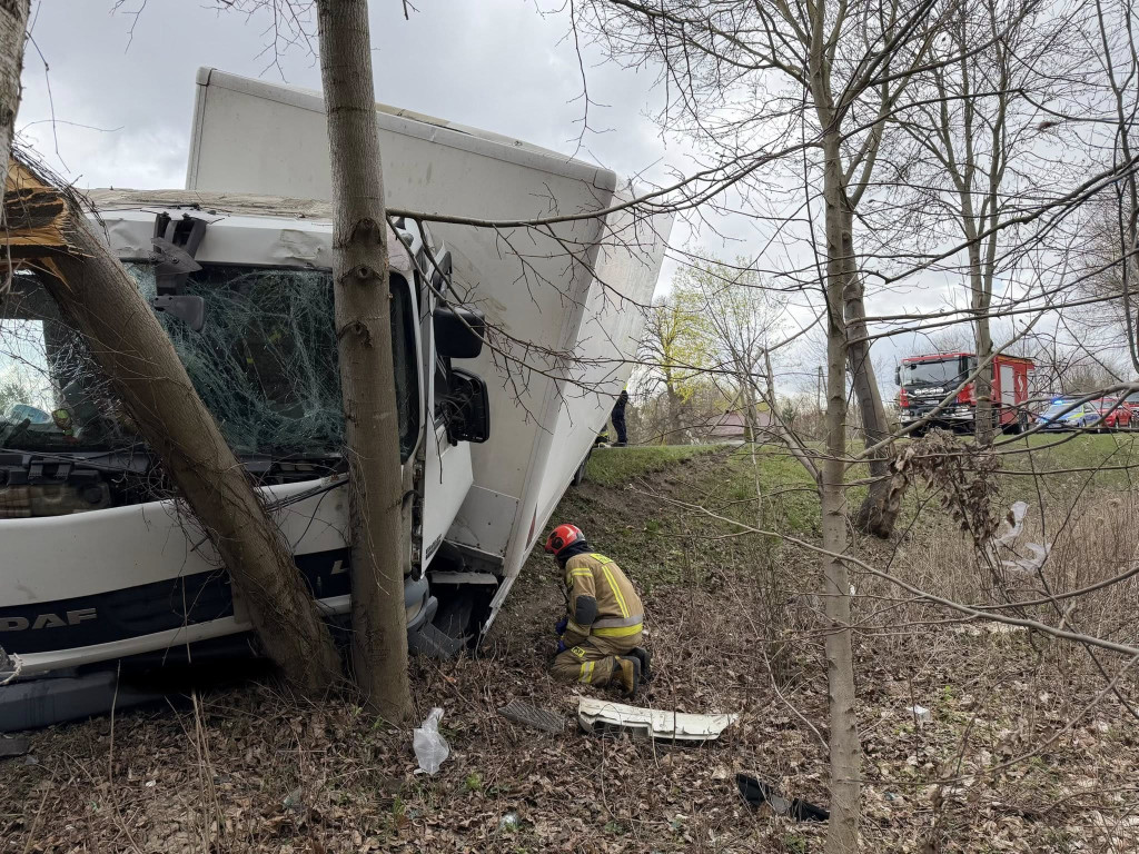 Na DW631 w Nieporęcie ciężarówka uderzyła w drzewo