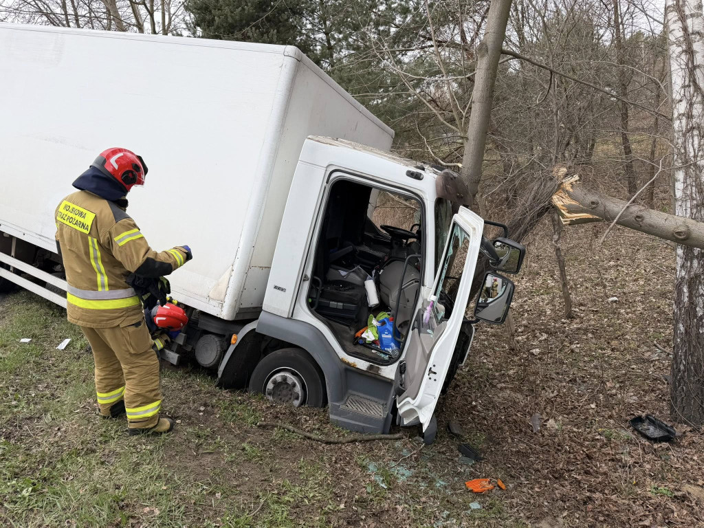 Na DW631 w Nieporęcie ciężarówka uderzyła w drzewo