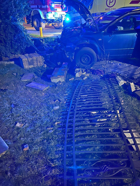 Janówek Pierwszy: Audi staranowało ogrodzenie