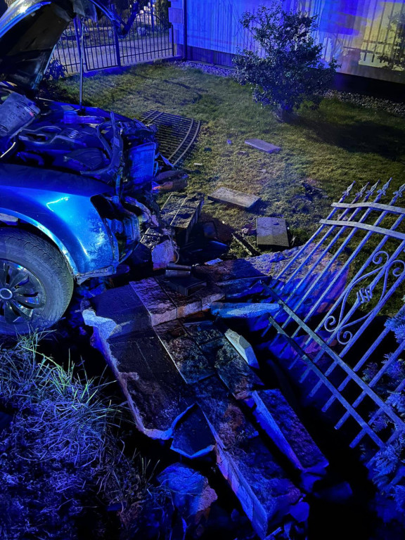 Janówek Pierwszy: Audi staranowało ogrodzenie