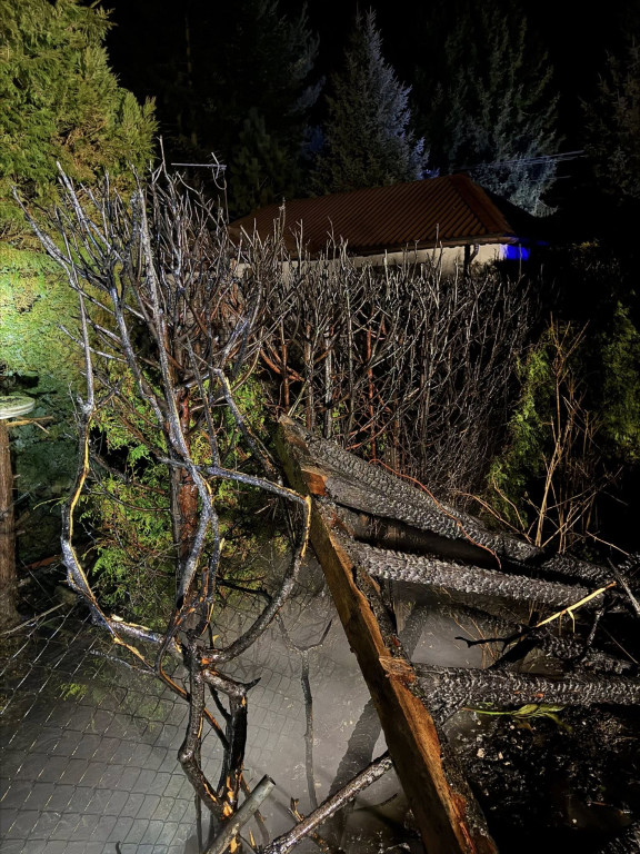 Pięć zastępów straży gasiło pożar na działkach w Cuplu