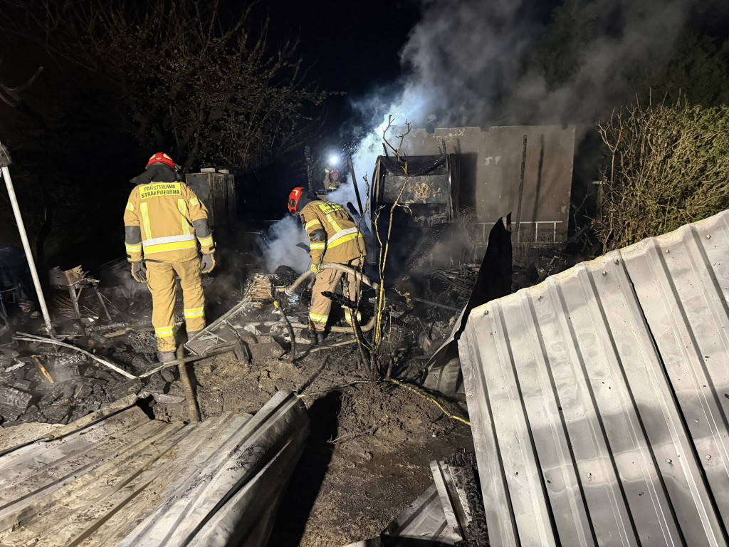 Pięć zastępów straży gasiło pożar na działkach w Cuplu