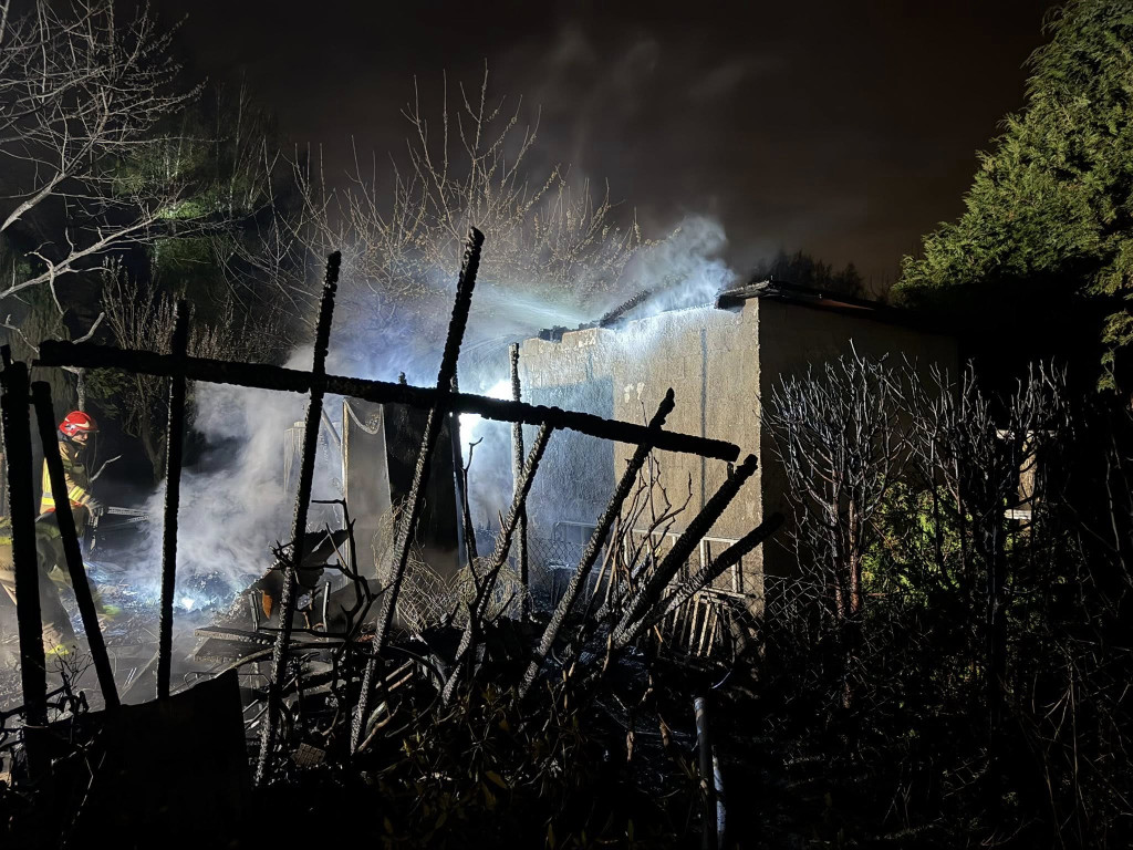 Pięć zastępów straży gasiło pożar na działkach w Cuplu