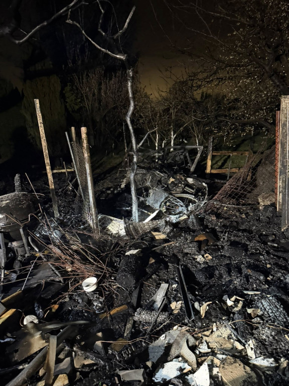 Pięć zastępów straży gasiło pożar na działkach w Cuplu