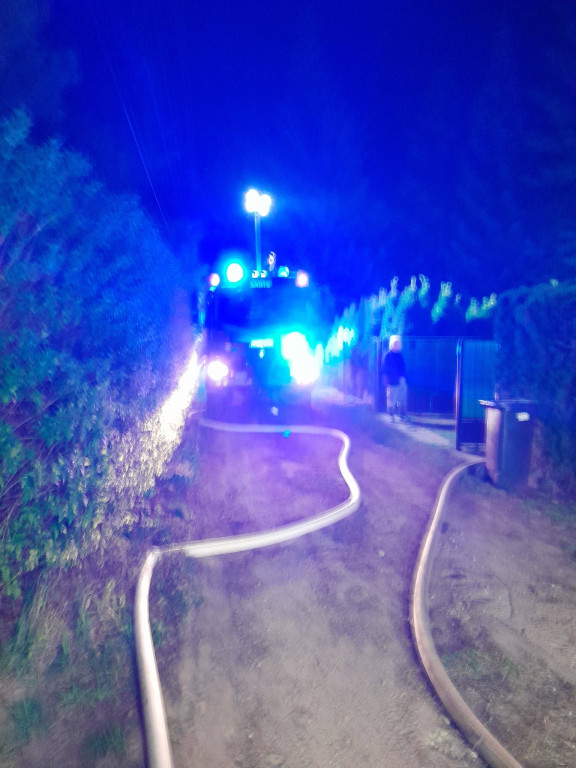 Pięć zastępów straży gasiło pożar na działkach w Cuplu