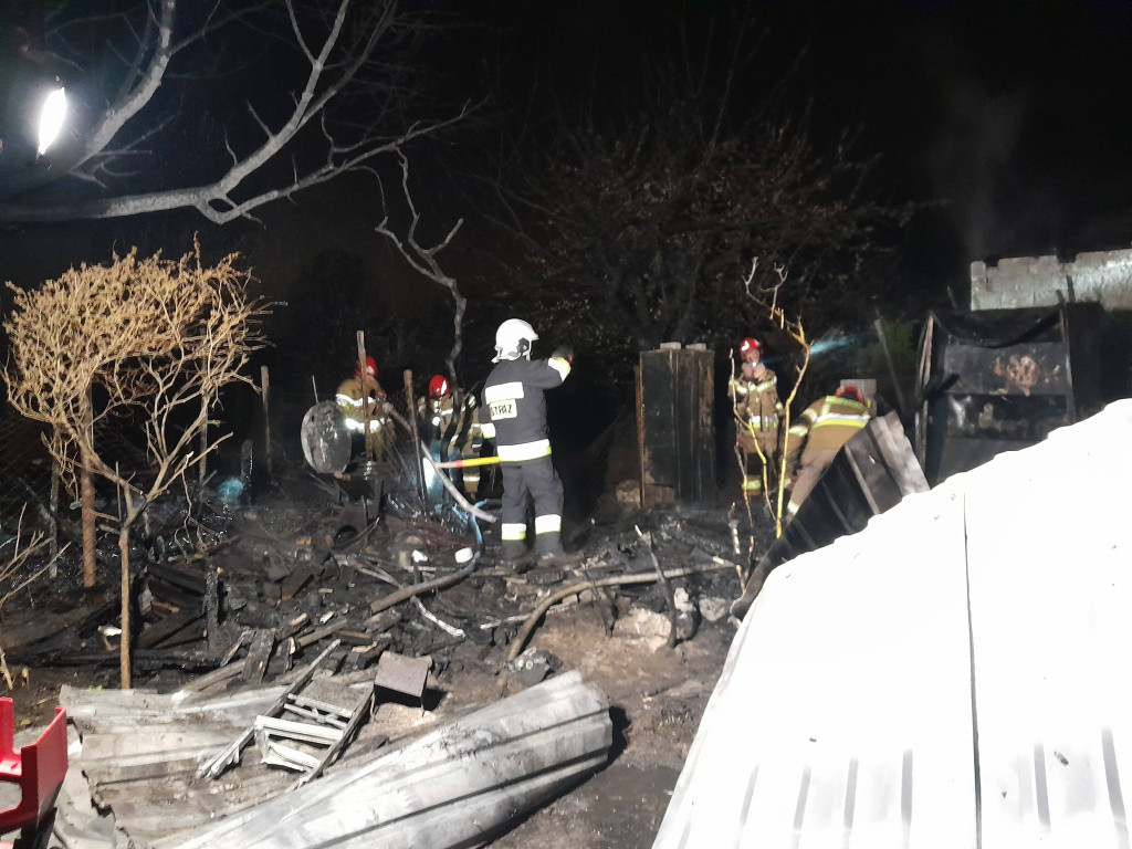 Pięć zastępów straży gasiło pożar na działkach w Cuplu