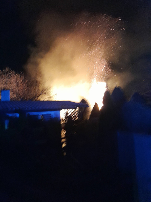 Pięć zastępów straży gasiło pożar na działkach w Cuplu