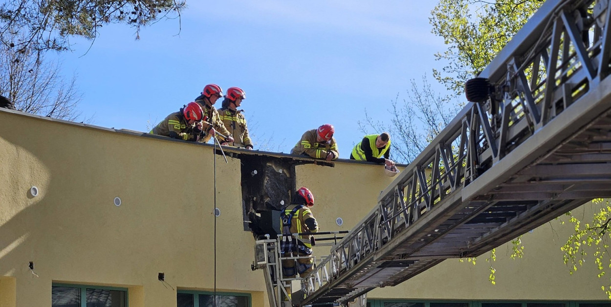 Józefów: Zapaliła się elewacja szkoły