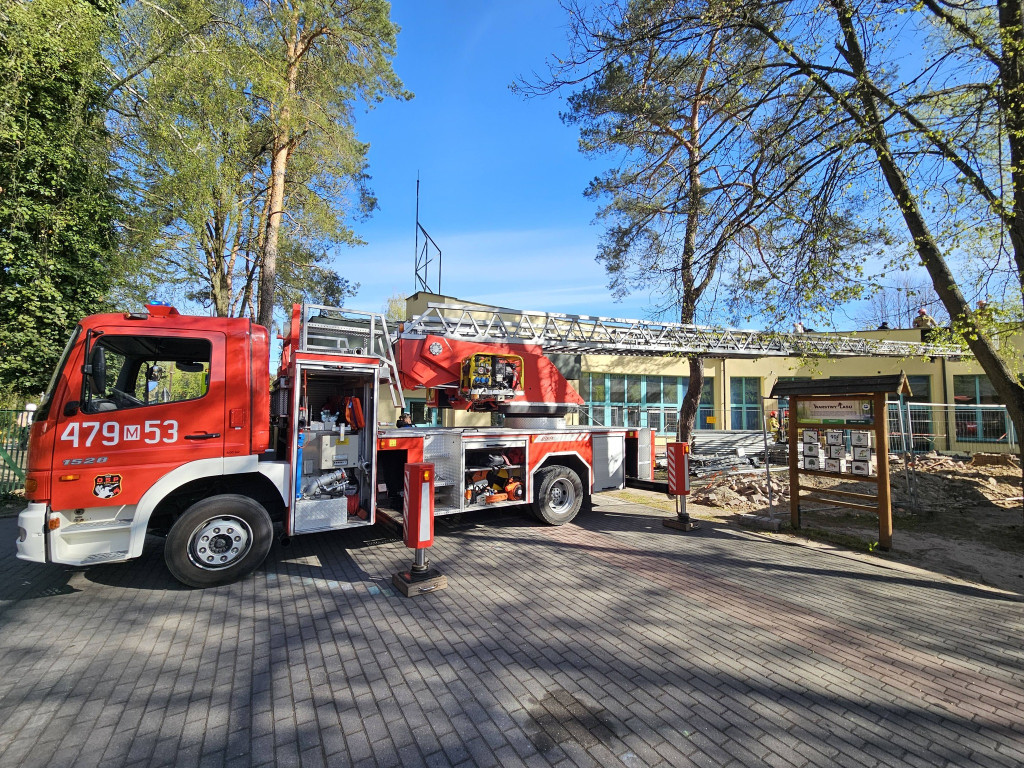 Józefów: Zapaliła się elewacja szkoły