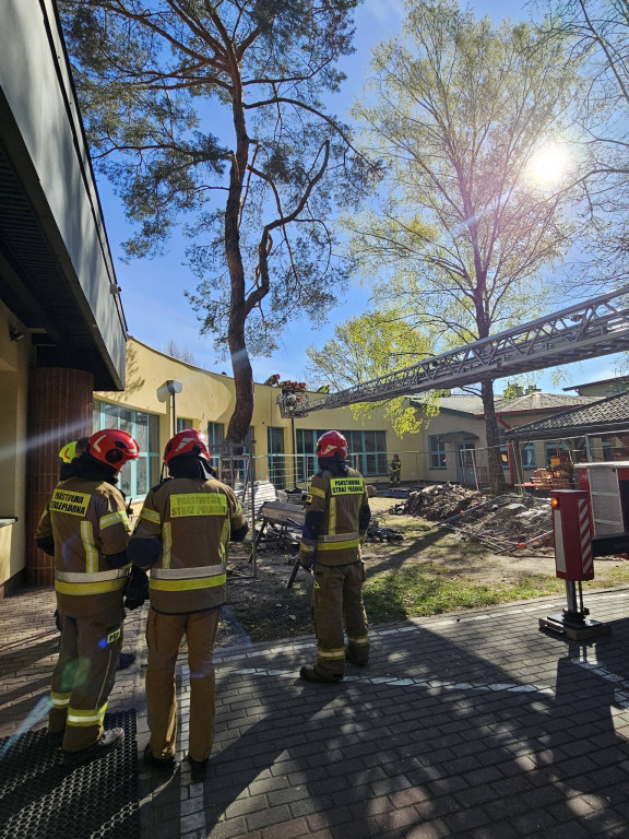 Józefów: Zapaliła się elewacja szkoły