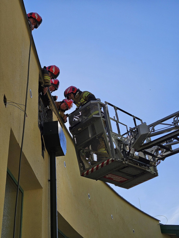 Józefów: Zapaliła się elewacja szkoły