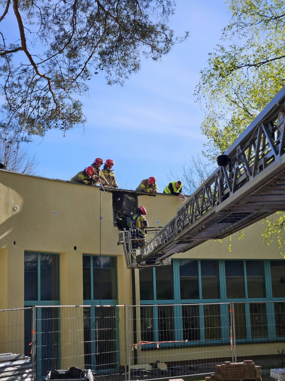 Józefów: Zapaliła się elewacja szkoły