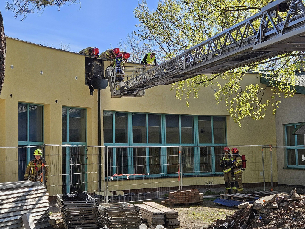 Józefów: Zapaliła się elewacja szkoły