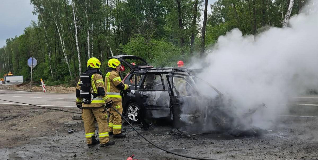 Pożar auta na DK61 w Wieliszewie