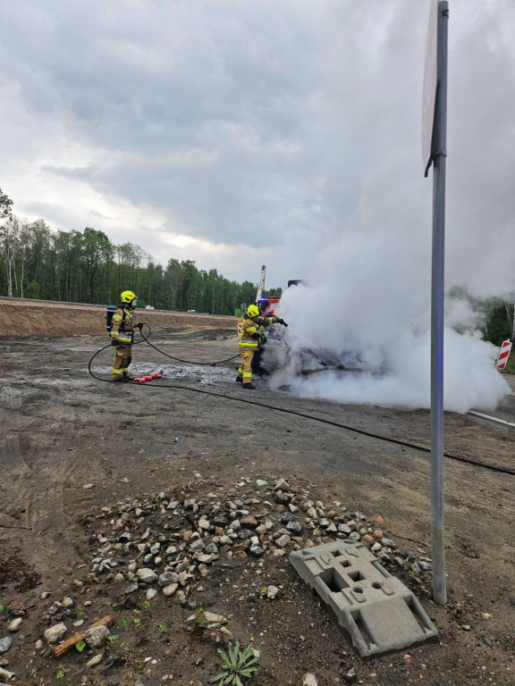 Pożar auta na DK61 w Wieliszewie