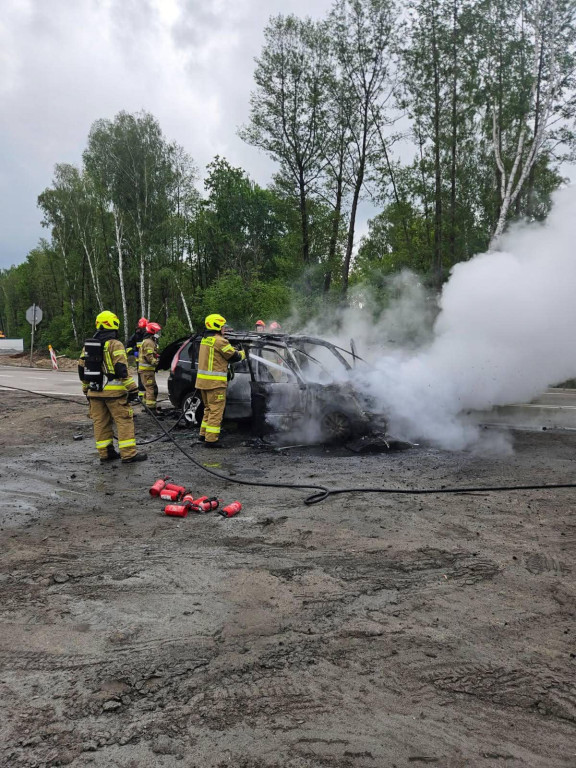 Pożar auta na DK61 w Wieliszewie