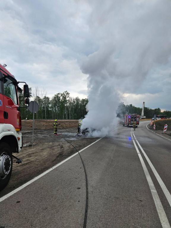 Pożar auta na DK61 w Wieliszewie