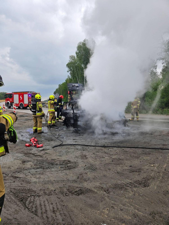 Pożar auta na DK61 w Wieliszewie