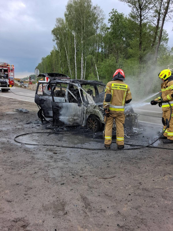 Pożar auta na DK61 w Wieliszewie
